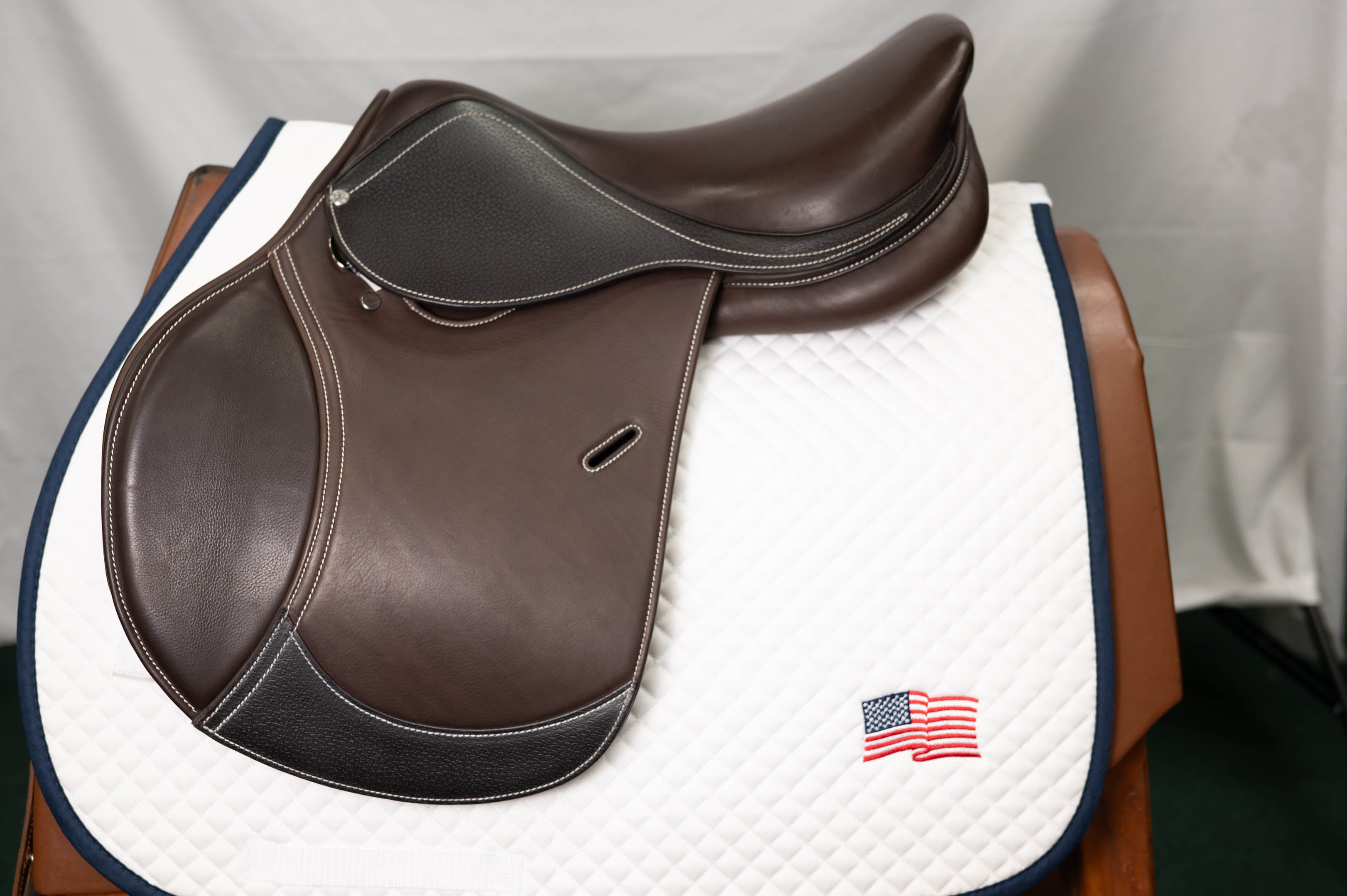 Ovation Explorer Close Contact Saddle-zoom-1