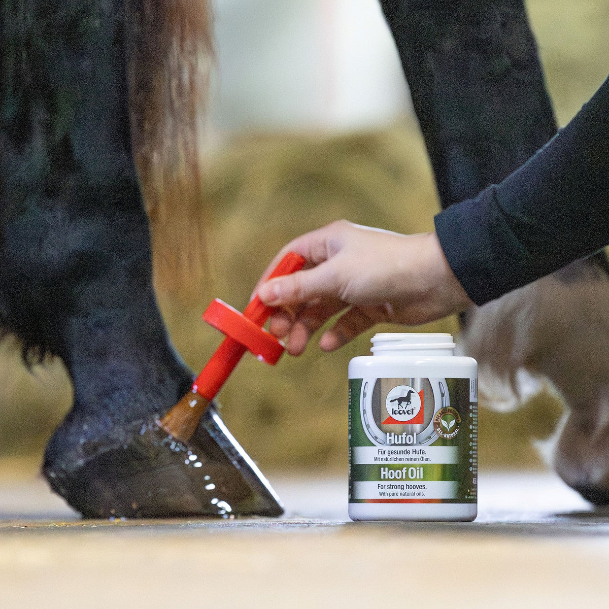 Leovet HoofLab Hoof Oil with Brush Applicator - 450 mL-zoom-4